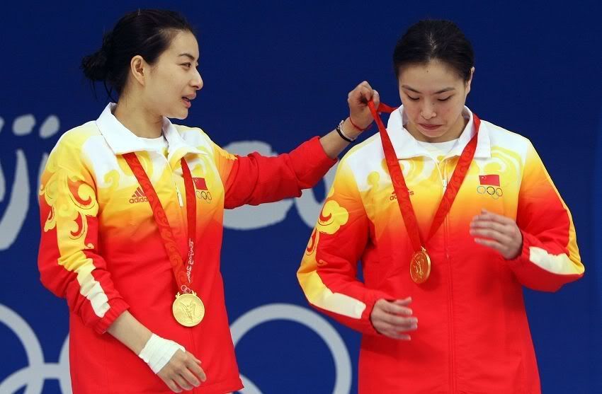 Guo Jingjing of China and Wu Minxia of China pose with their gold medal during the medal ceremony for the Women's Synchronized 3m Springboard event held at the National Aquatics Center during day 2 of the Beijing 2008 Olympic picture