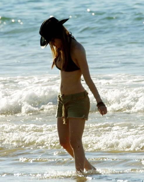 Avril Lavigne's Beach-bikini show foto