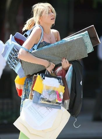 Taylor Momsen carries a ton of fashionista supplies as her character Jenny Humphrey on the set of 