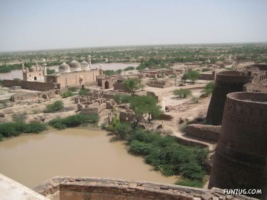 Derawar Fort: Large Square Fortress in Pakistan