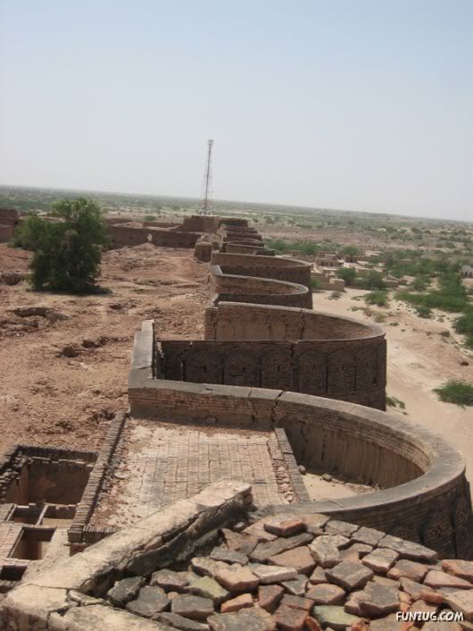 Derawar Fort: Large Square Fortress in Pakistan