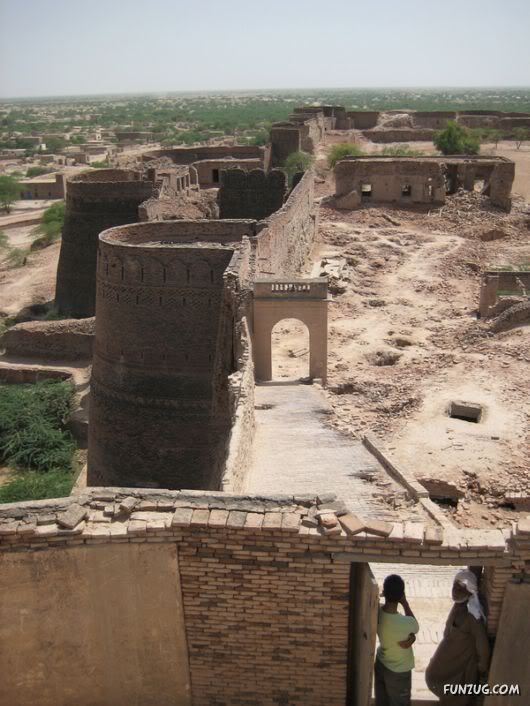 Derawar Fort: Large Square Fortress in Pakistan