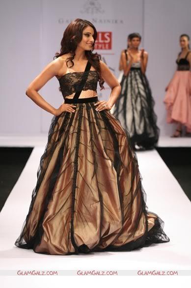 Bipasha Basu Sizzles At Wills Fashion Week