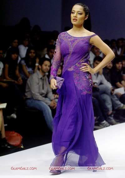 Stunning Celina Ramp Walk at Wills Fashion