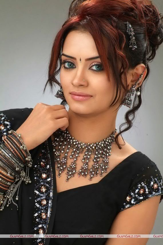 Pretty South Indian Actress Aishwarya