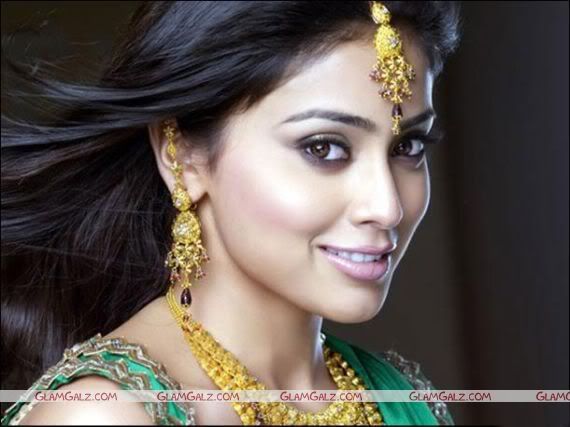 Pretty Shriya Saran wearing Gold Jewellery