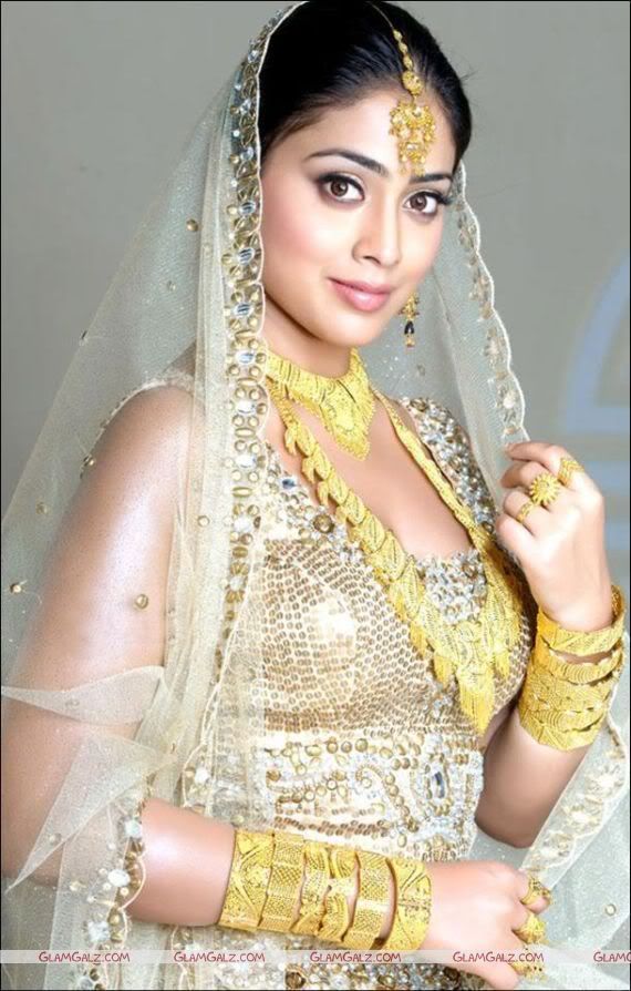 Pretty Shriya Saran wearing Gold Jewellery