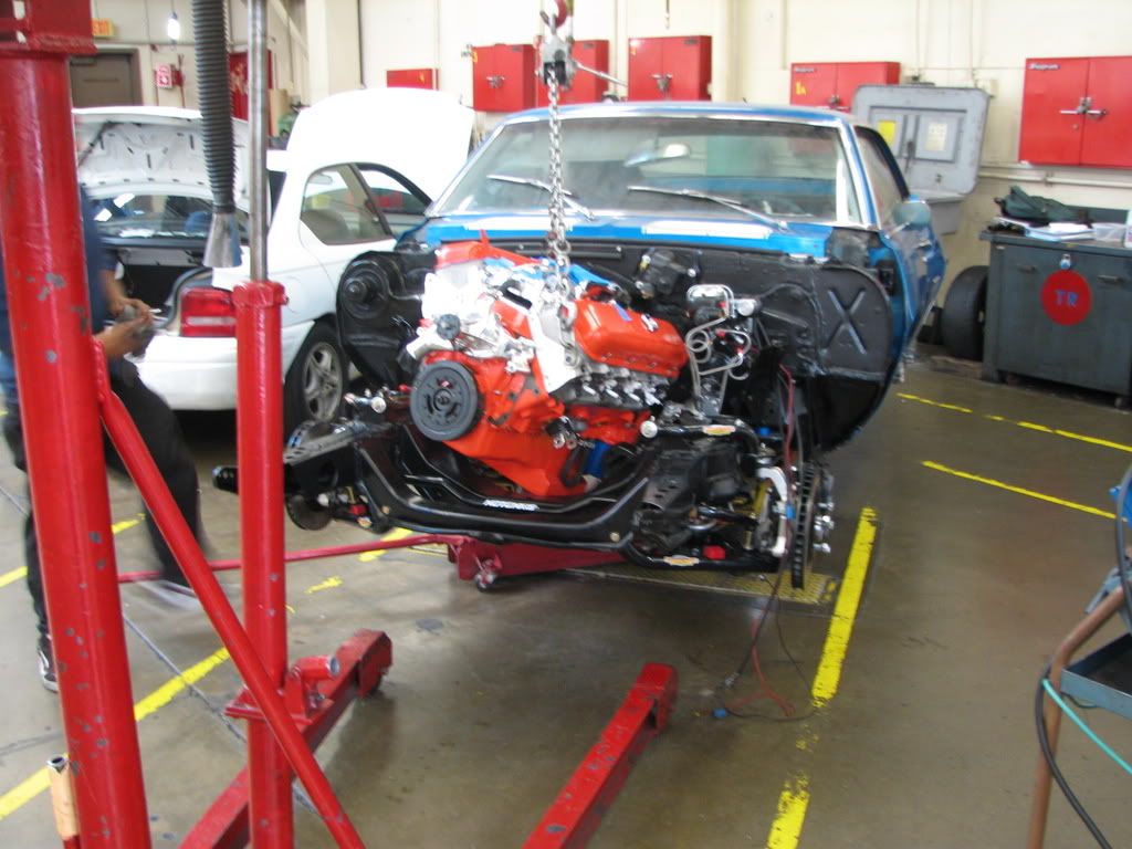 EngineInstall019.jpg Motor going in image by Marroweter