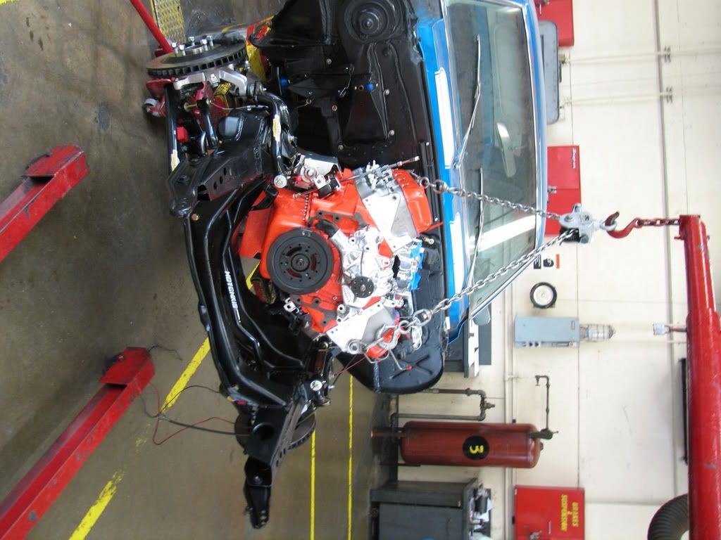EngineInstall021.jpg Motor going in image by Marroweter